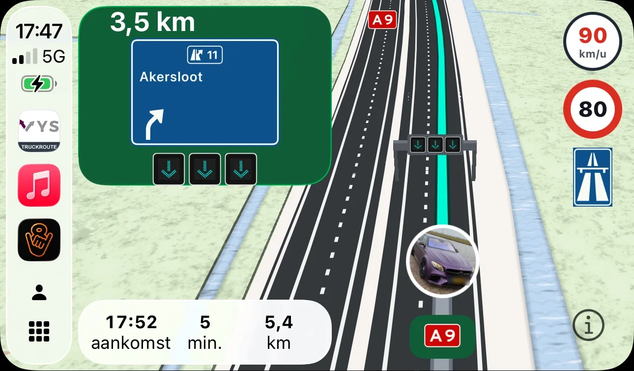 Truckroute in Apple CarPlay op de A9: het blauwe bord voor afrit 11 Akersloot met de rijstroken, matrixborden, maximumsnelheid en aankomsttijd
